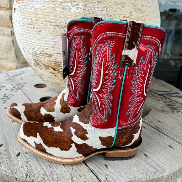 Ariat Shoes - ARIAT Futurity Colt Western Cowboy Boots - Square Toe 7.5B Animal Print Cow Hide